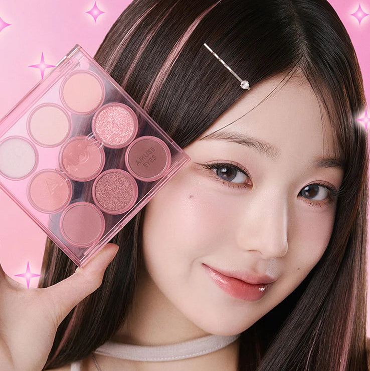 AMUSE Eye Color Palette, maquillage yeux rose sous lumière scintillante avec une femme, palette maquillage tenue en main