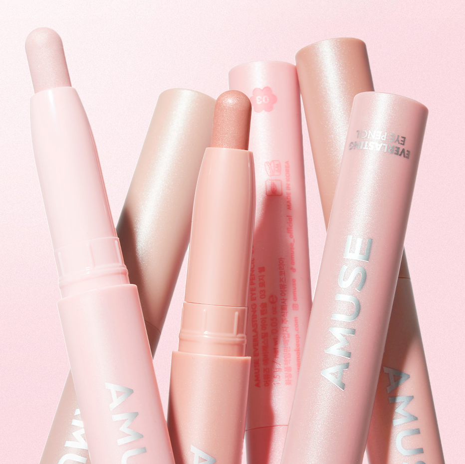 AMUSE Everlasting Eye Pencil 6 Colors, crayons yeux nacrés AMUSE sur fond rose, photo produits en pack.