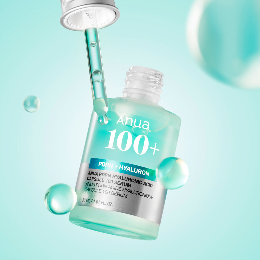 ANUA PDRN + Hyaluronic Acid Capsule 100 Serum 30ml Anua sur fond bleu, capsule sérum avec gouttes d’hydratation.