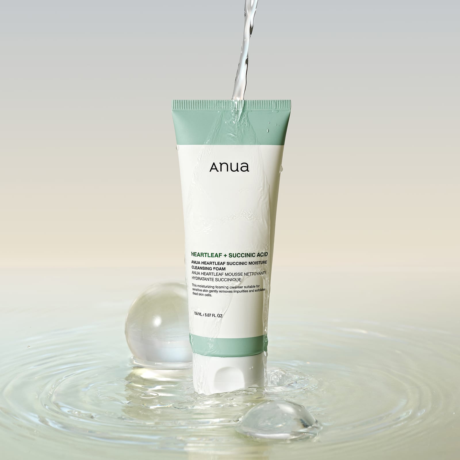 ANUA Heartleaf + Succinic Acid Moisture Cleansing Foam 150ml de la marque ANUA, mousse claire sous eau, arrière-plan minimal.