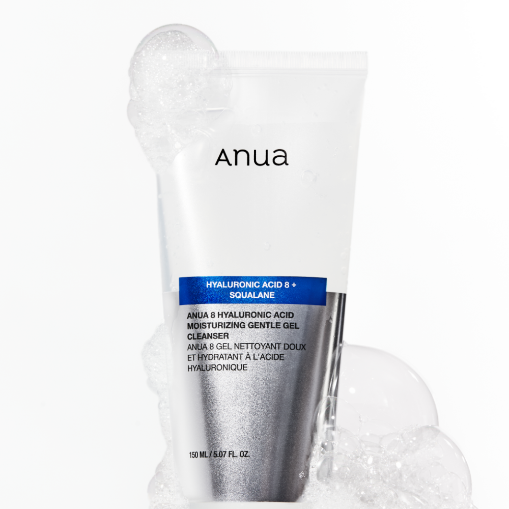 ANUA Hyaluronic Acid 8 + Panthenol Hydrating Gentle Foaming Cleanser 150ml, nettoyant moussant Anua sur fond blanc, gouttes d’eau