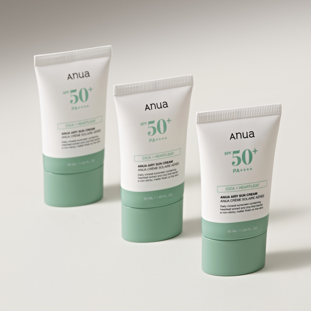 ANUA Cica + Heartleaf Airy Sun Cream SPF50+ PA++++ 50ml de la marque Anua, tubes solaires sur fond clair.
