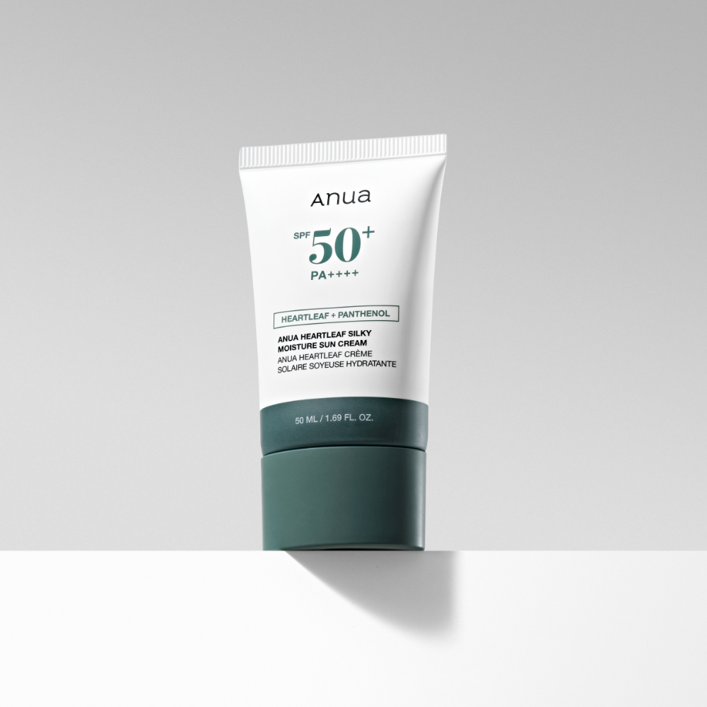 ANUA Heartleaf Silky Moisture Sun Cream 50ml, crème solaire Anua SPF50+ sur fond clair, tube vertical, ambiance minimaliste.