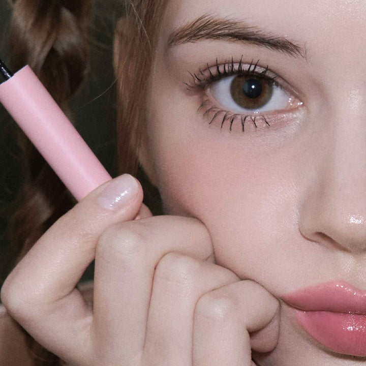 AOU - All Day Mascara de AOU COSMETICS, gros plan sur les cils et l’application au pinceau rose