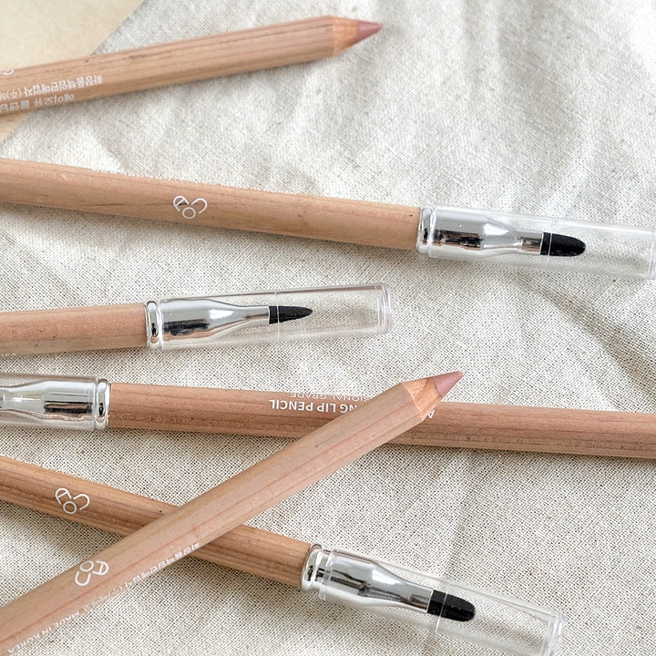 AOU - Blending Lip Pencil de AOU COSMETICS, crayons beiges sur tissu clair, vue rapprochée, pointes et embouts