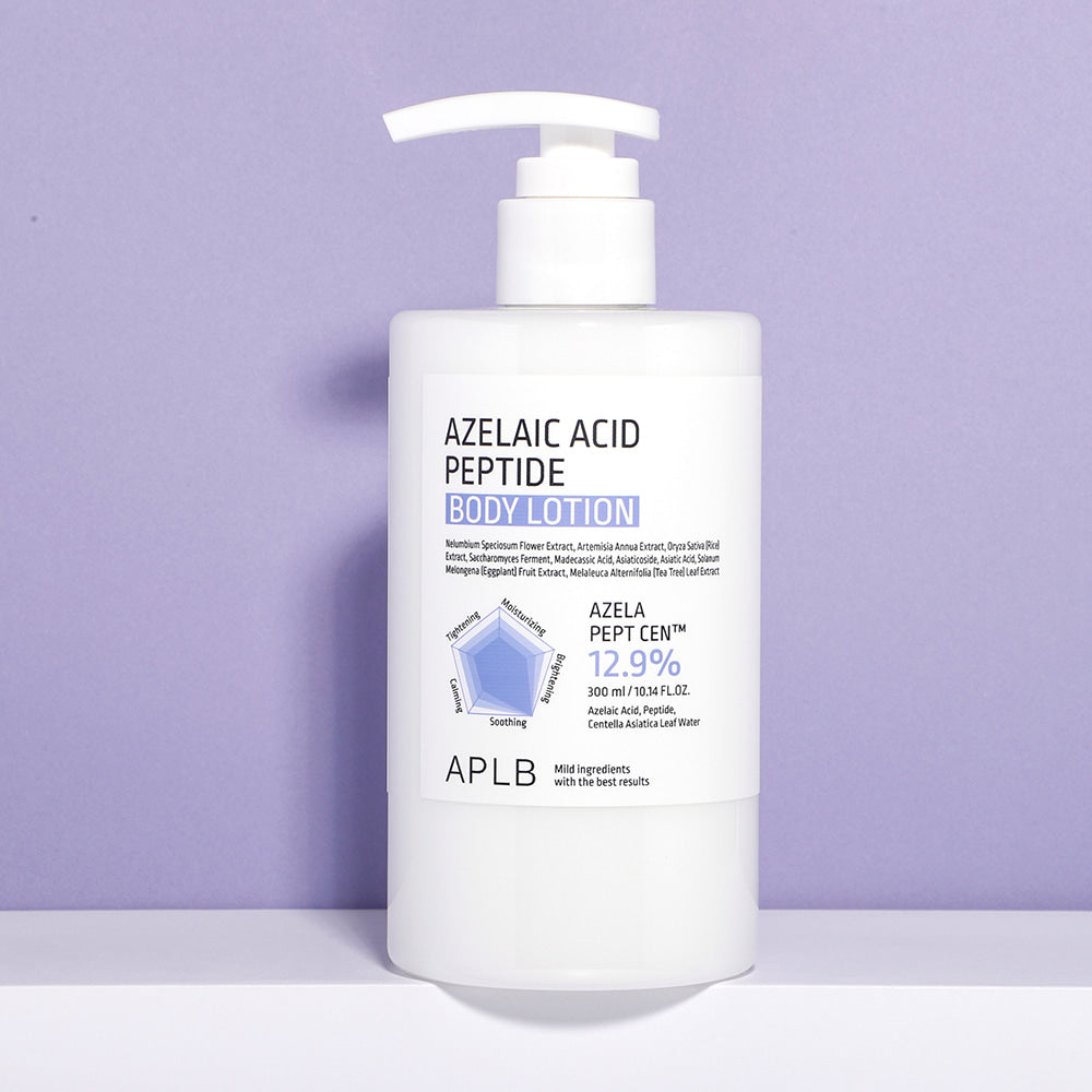 APLBAzelaic Acid Peptide Body Lotion 300ml APLB flacon pompe sur fond violet, produit cosmétique en gros plan