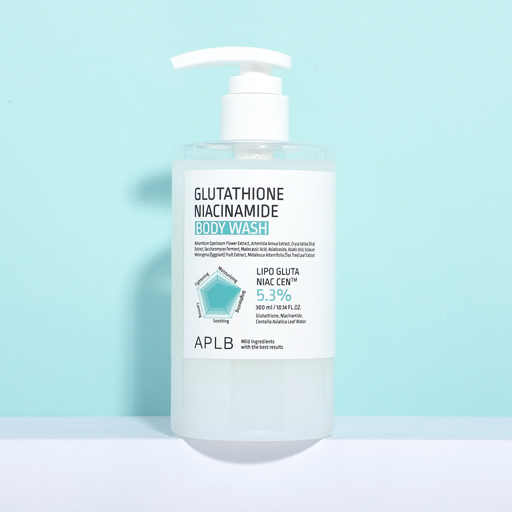 Décris l'image en français mentionnant APLB Glutathione Niacinamide Body Wash 300ml, bouteille blanche sur fond bleu ciel.