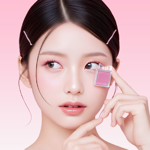 APRILSKIN Slide Pocket Single Shadow, maquillage yeux en main sur fond rose, modèle en gros plan, marque APRILSKIN