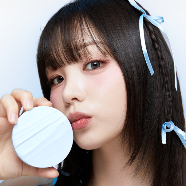 APRILSKIN Glowing Matt Cushion + Refill, APRIL SKIN : femme applique le produit sur un teint lumineux, image studio