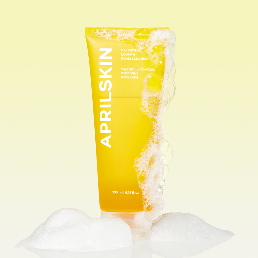 APRILSKIN Calendula Low PH Gel Cleanser 200ml de APRILSKIN, flacon jaune sur fond clair avec mousse et ruban blanc.
