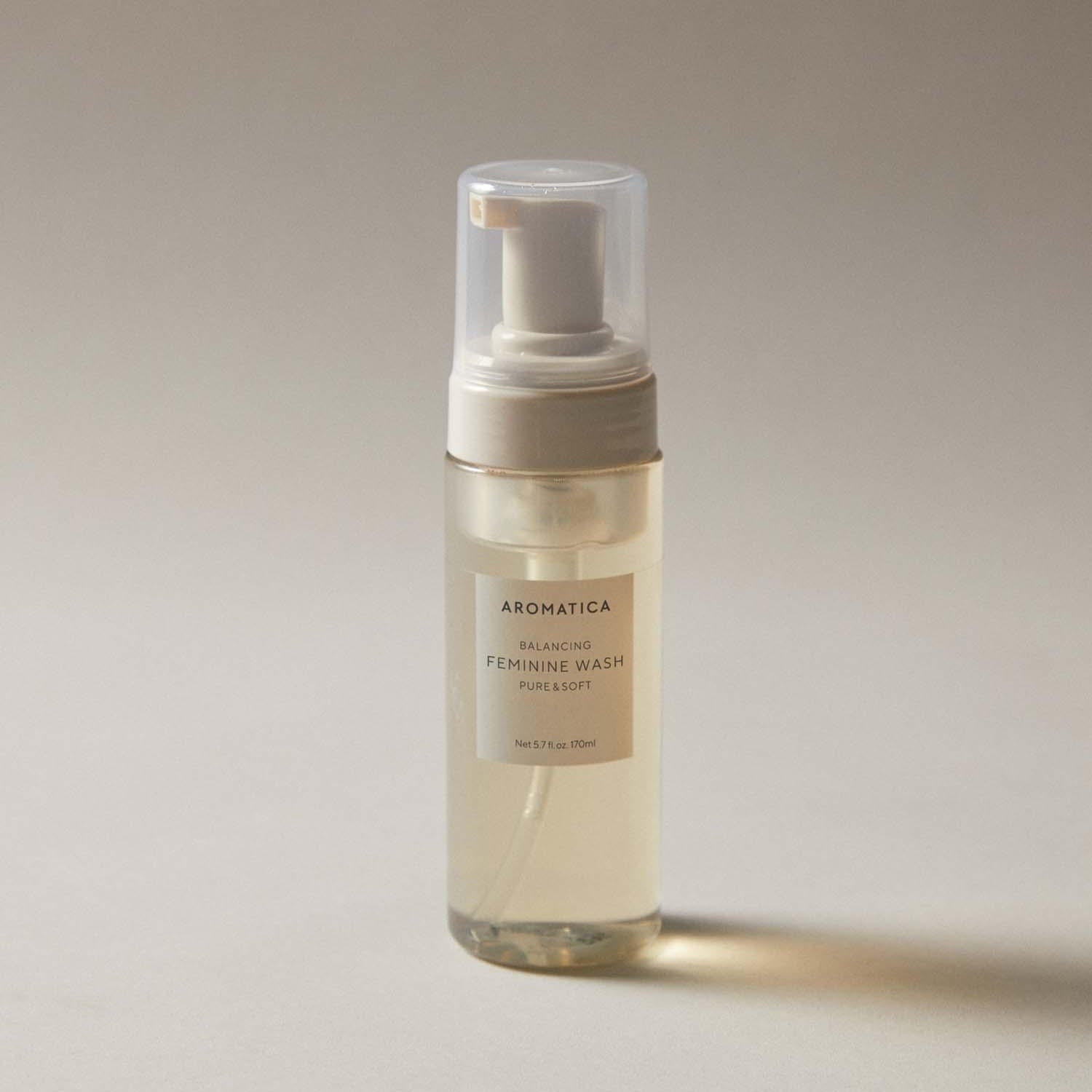 AROMATICA Pure & Soft Chamomile & Tea Tree Feminine Wash 170ml, flacon crème sur fond clair, produit de la marque AROMATICA.