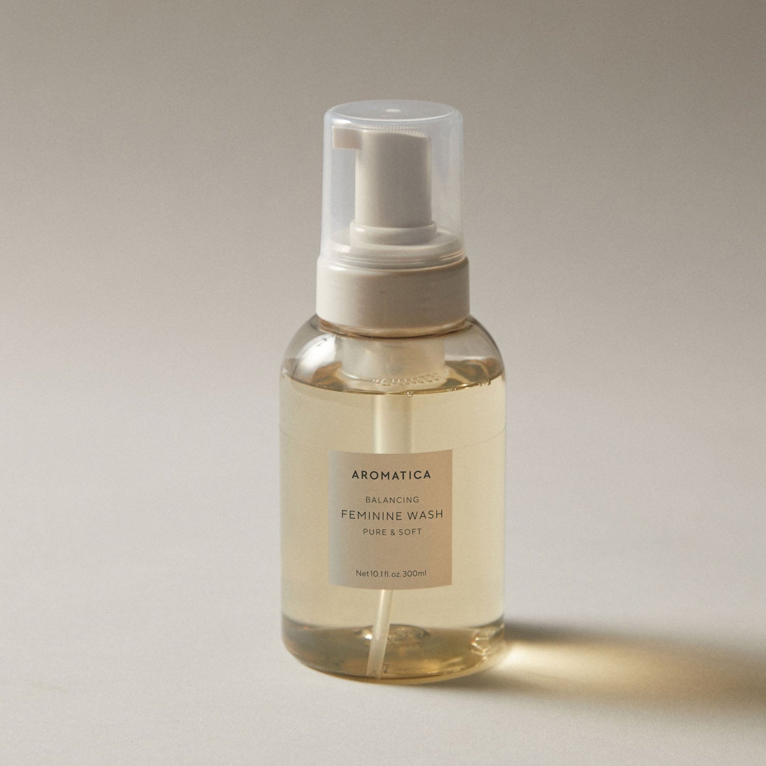 AROMATICA Pure & Soft Balancing Feminine Wash de la marque AROMATICA, flacon en verre sur fond clair.