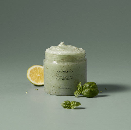 AROMATICA Basil & Bergamot Sugar Body Scrub 250g : pot de gommage, basilic et bergamote, fond vert, sur photo produit.