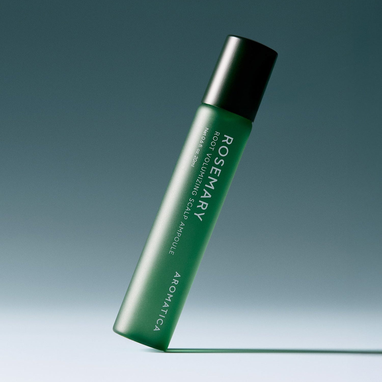 AROMATICA Rosemary Root Volumizing Scalp Ampoule 20ML, flacon vert sur fond bleu, marque AROMATICA, soin cuir chevelu