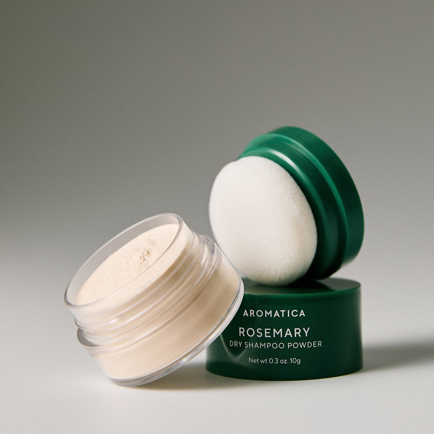 AROMATICA Rosemary Dry Shampoo Powder 10g de la marque AROMATICA, pot et poudre sur fond clair, contexte cosmétique