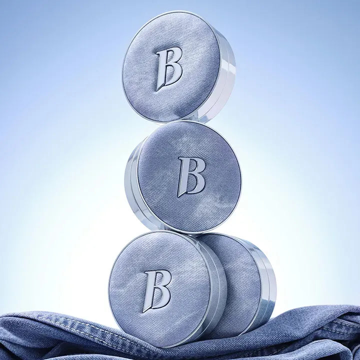 BANILA CO Covericious Ultimate White Cushion, coffret cushion blanc, sur fond bleu ciel, vue produit marquée B.