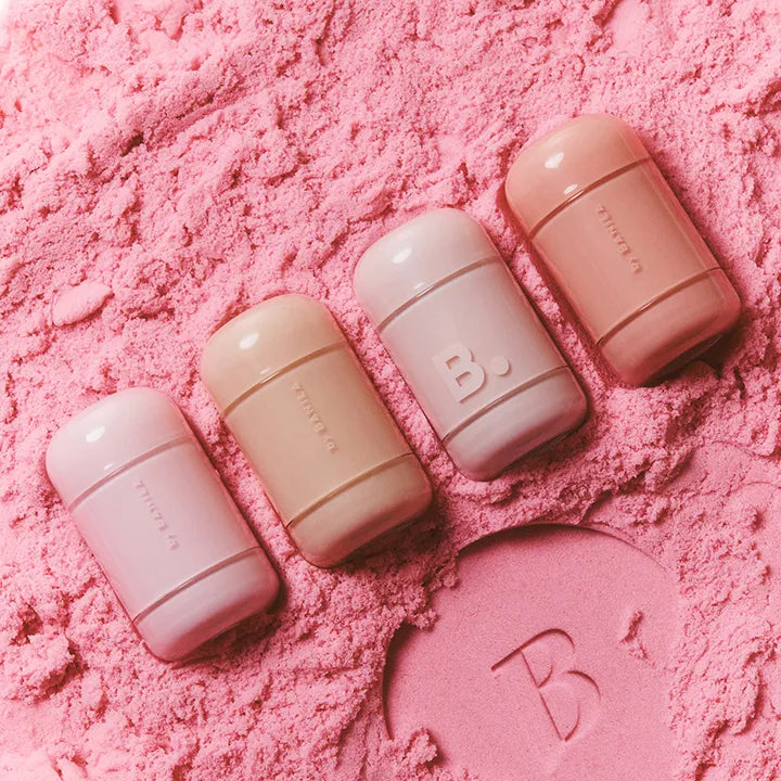 Décris l'image en français en mentionnant le produit, la marque et le contexte visuel. BANILA CO Romantic Blush Lip & Cheek