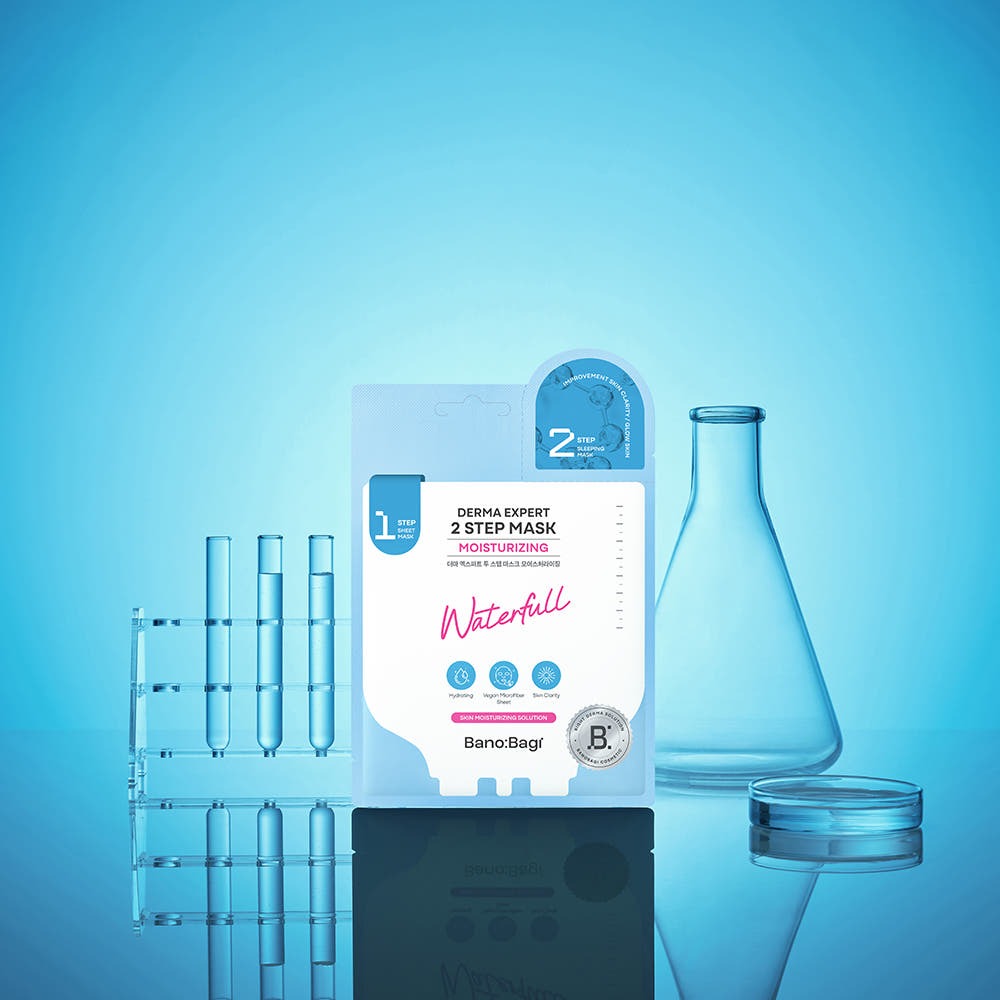 BANOBAGI Derma Expert 2 Step Mask Moiturizing, pack de masque 2 étapes hydratant sur fond bleu avec flacons.