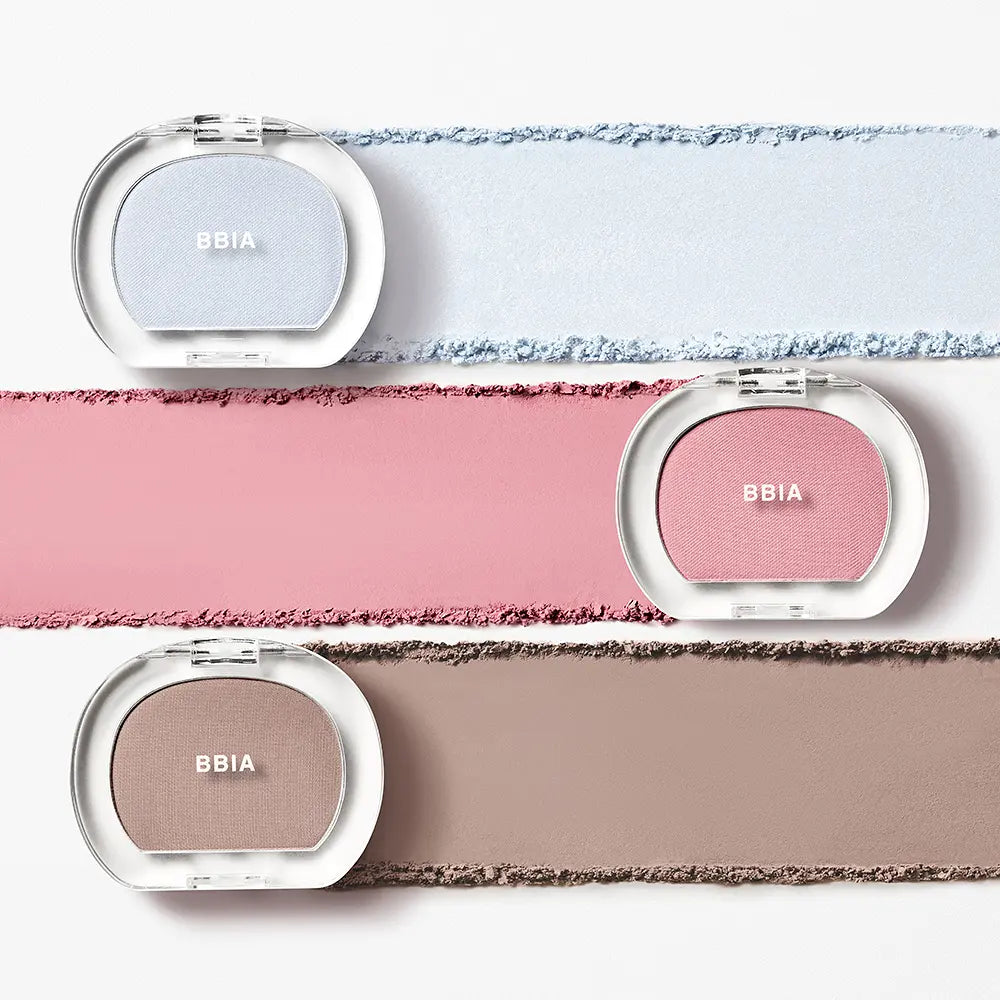 BBIA Pia Last Blush 15 Colors de BBIA, fards en compacts sur rubans colorés, maquillage en présentation visuelle.