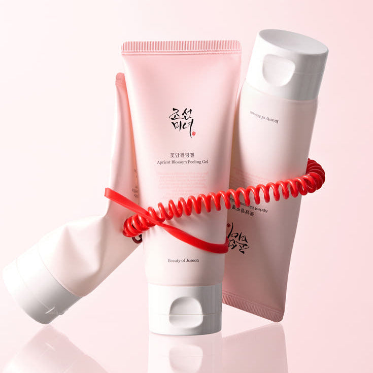 BEAUTY OF JOSEON Apricot Blossom Peeling Gel 100ml, marque visible, tubes de gel sur fond rose, style beauté.