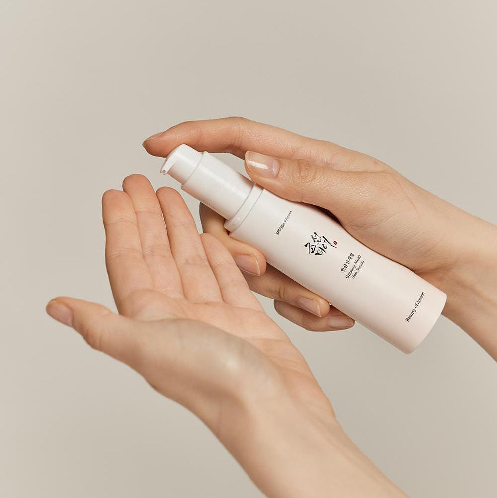 BEAUTY OF JOSEON Ginseng Moist Sun Serum 50ml, flacon crème entre mains, ambiance beauté minimaliste, marque visible.