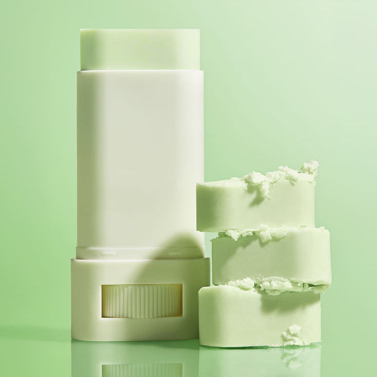 BEAUTY OF JOSEON Matte Sun Stick, marque Beauty of Joseon : stick solaire mat vert pastel, packaging sur fond vert.