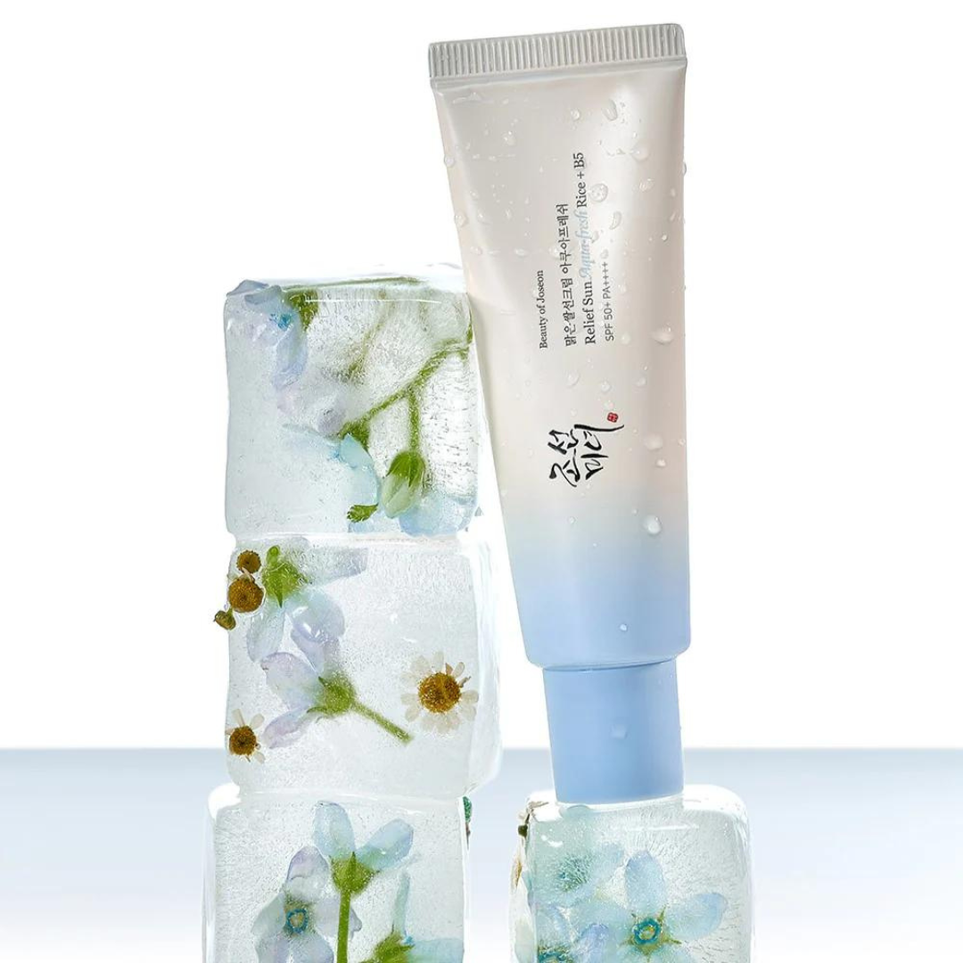 BEAUTY OF JOSEON Relief Sun Aqua Fresh SPF50+ PA++++ 50ml, tube crème hydratante sur fond clair, gouttes d’eau et fleurs
