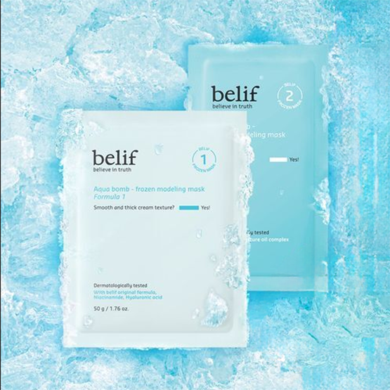 BELIF Aqua Bomb Frozen Modeling Mask de la marque belif, masque en gel bleu sur fond effet glace, packaging produit.