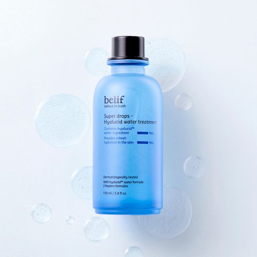 BELIF Super Drops-Hyalucid Water Treatment 150ml, bouteille bleue BELIF sur fond clair avec bulles d’eau (soins visage)