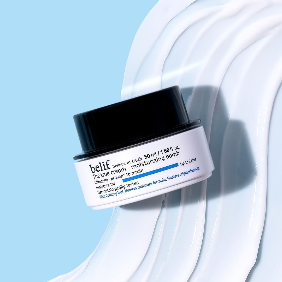 BELIF The True Cream Moisturizing Bomb 50ml de la marque BELIF, pot crème blanc sur fond bleu, produit skincare