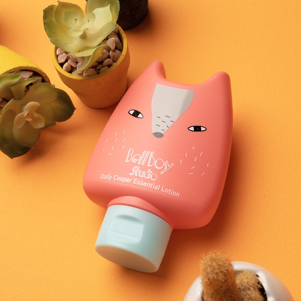 BELLBOY STUDIO Daily Cooper Moist Multi Lotion 160ml, photo produit sur fond orange avec flacon mignon en forme de renard