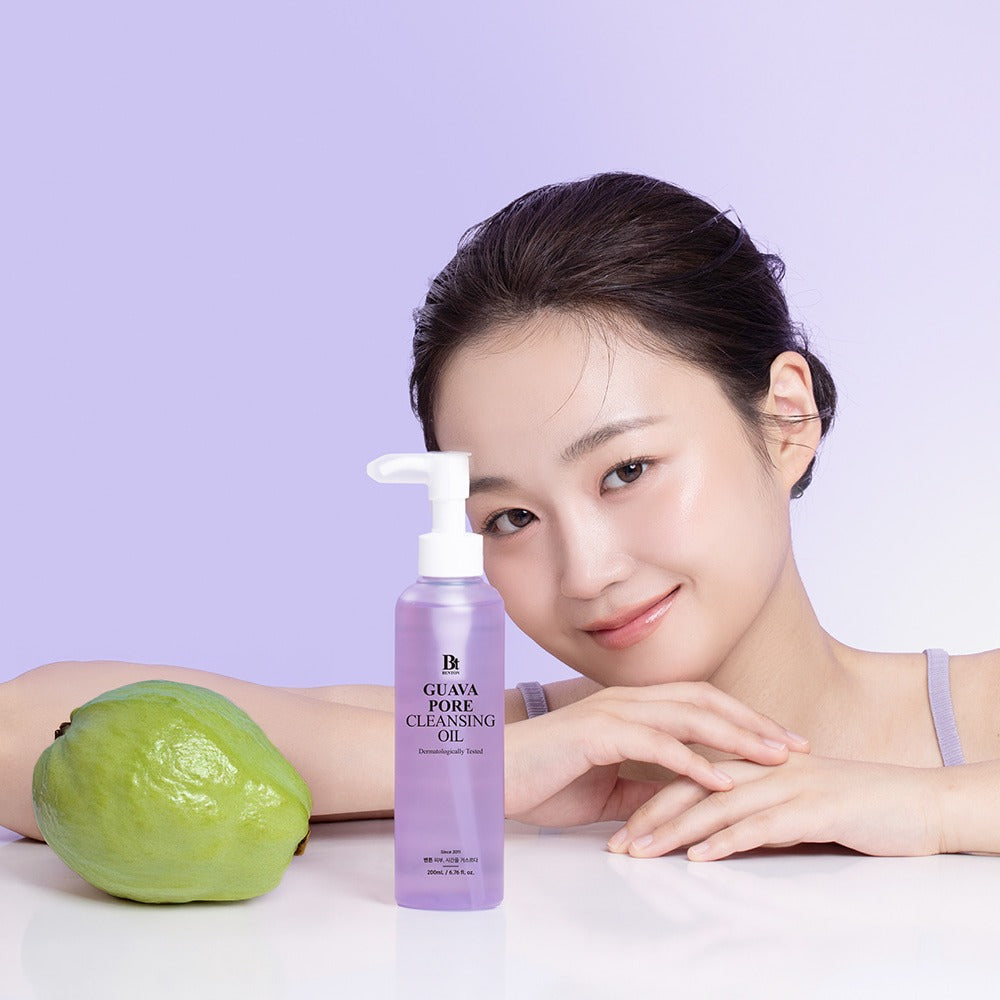 BENTON Guava Blackhead Pore Cleansing Oil 200ml, flacon et jeune femme souriante, concombre/guava sur fond violet
