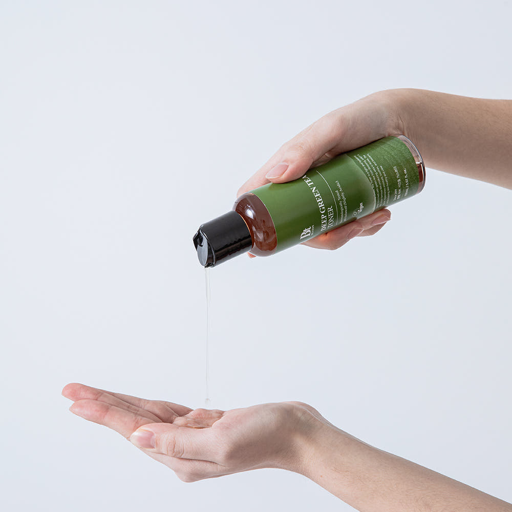 BENTON Deep Green Tea Toner 150ml, flacon vert Benton et main versée sur la paume, peau propre et rafraîchie.