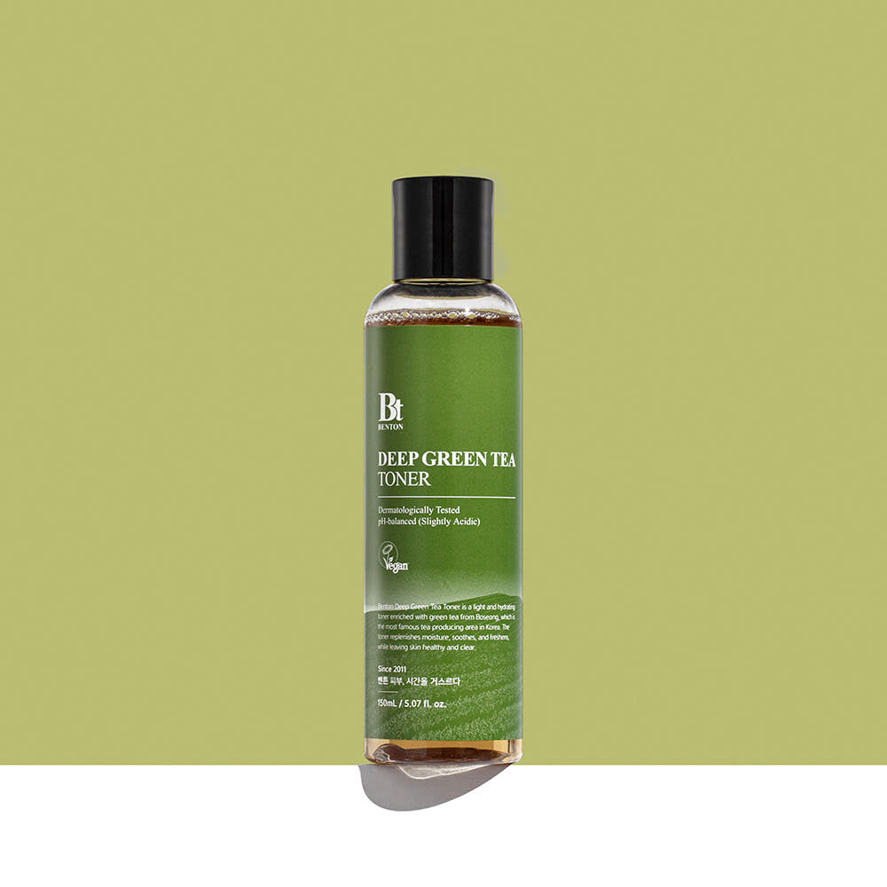 BENTON Deep Green Tea Toner 150ml, flacon vert sur fond vert pastel, toner rafraîchissant pour peaux grasses et sensibles