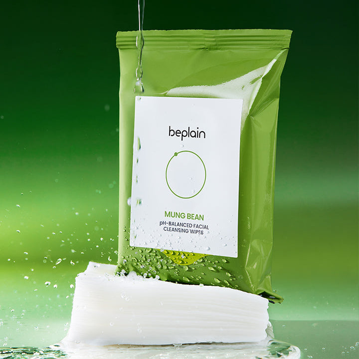BEPLAIN Green Bean Mild Acid Cleansing Water Tissue 20 Sheets, lingettes beplain vertes sur fond vert, eau et gouttes.