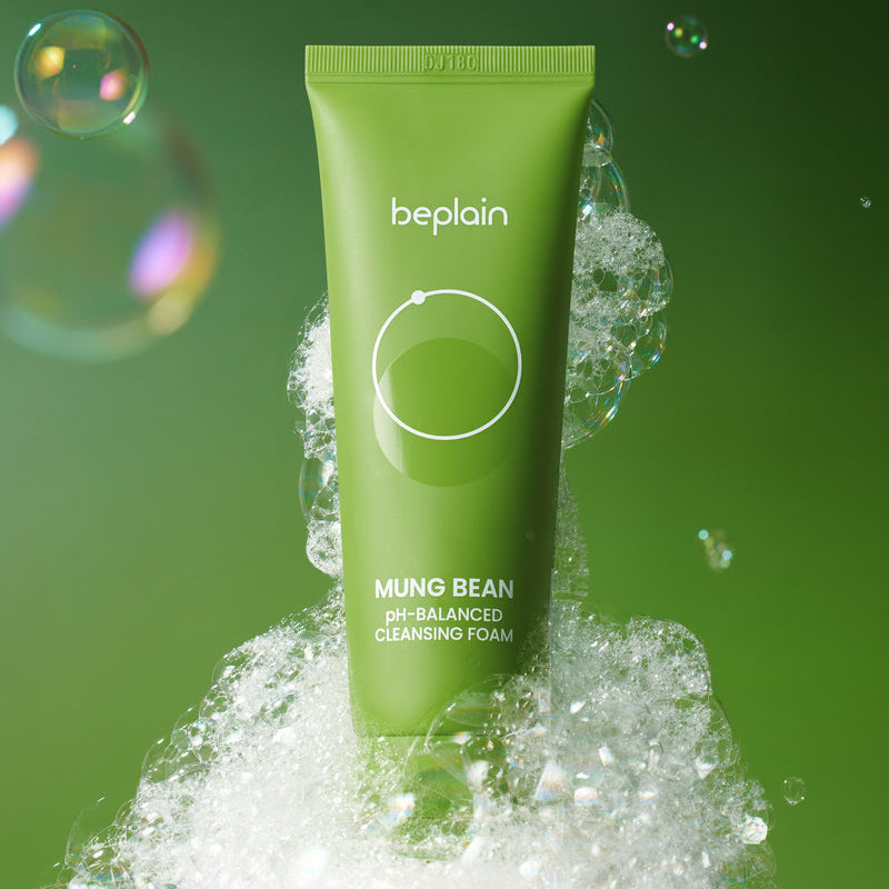BEPLAIN Mung Bean pH-Balance Cleansing Foam 160ml par BEPLAIN, tube vert en mousse sur fond vert, bulles d’eau.