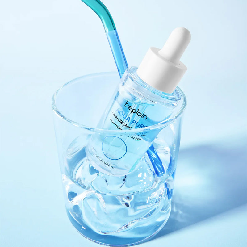 BEPLAIN Aqua Pure Hyaluronic Serum 30ml, flacon avec pipette, gel bleu sur fond bleu lumineux (visuel produit)