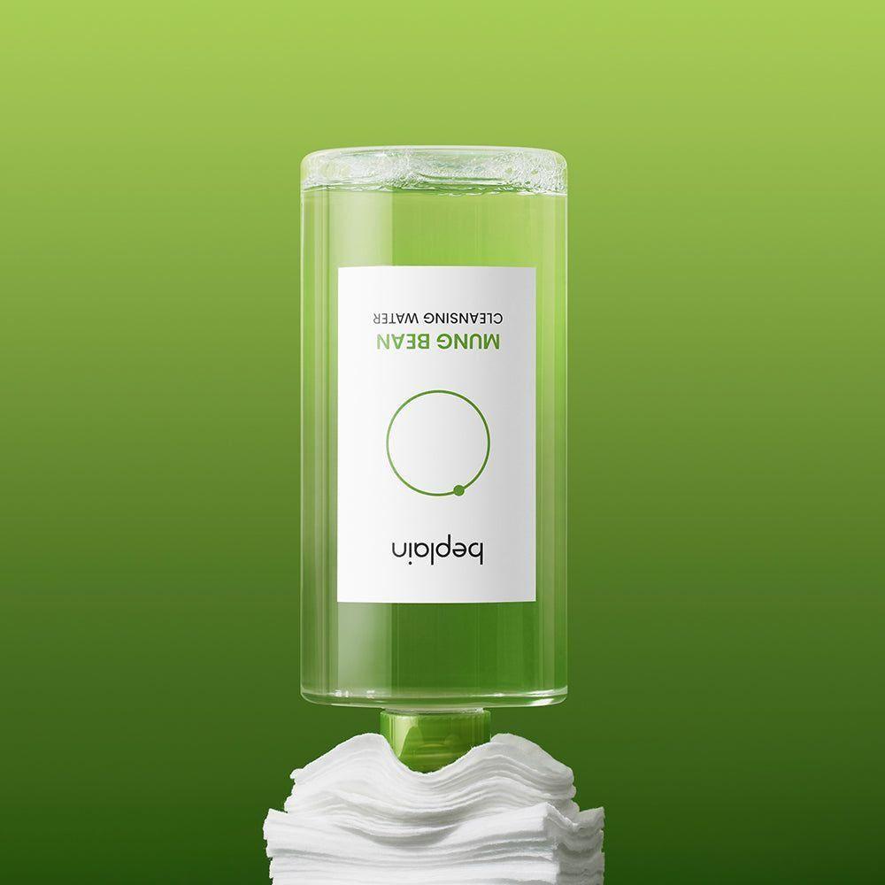 BEPLAIN Green Bean Cleansing Water 400ml, flacon sur fond vert avec coton, style produit beauté de la marque BEPLAIN.