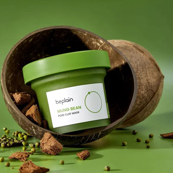 BEPLAIN Mung Bean Pore Clay Mask 120ml, pot vert BEPLAIN dans un bol en bois, fond vert, avec graines de mung bean