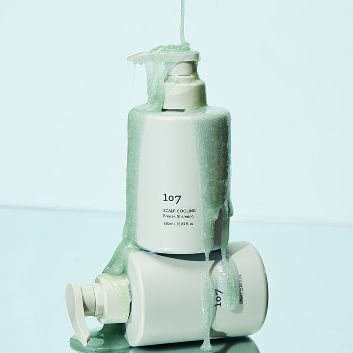 107 Scalp Cooling Breeze Shampoo 380ml de la marque 107, flacon vert et blanc sur fond bleu clair, ambiance fraîche.