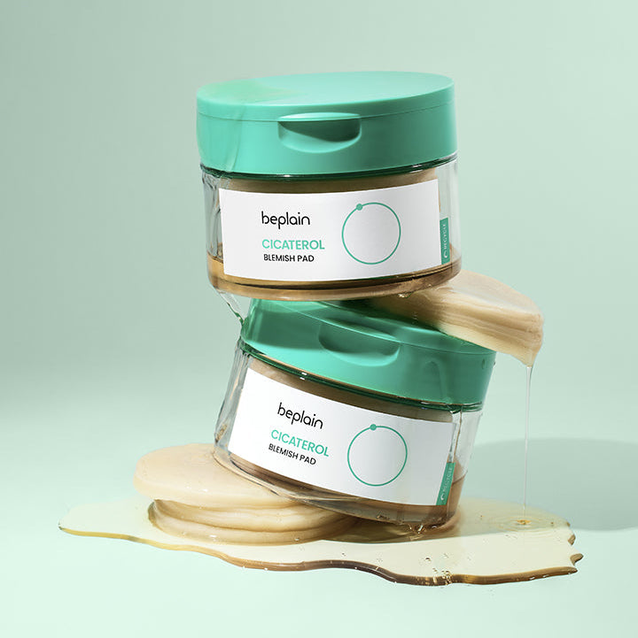 BEPLAIN Cicaterol Blemish Pad 80 sheets de beplain, pot vert et mèche de liquide sur fond vert clair.