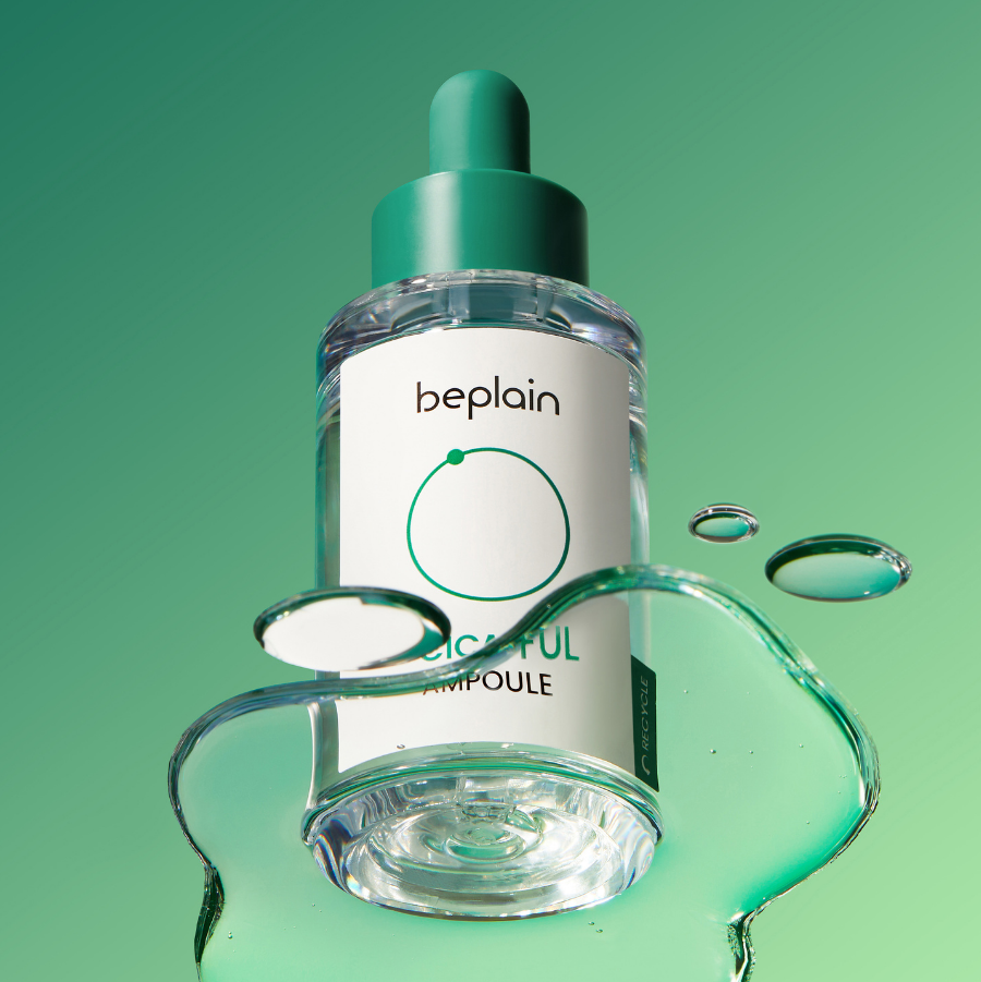 BEPLAIN Cicaful Ampoule 30ml, flacon beplain vert sur fond vert, gouttes et texture sérum.