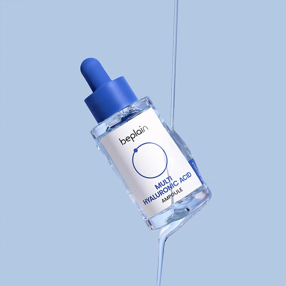 BEPLAIN Multi Hyaluronic Acid Ampoule 30ml : sérum hydratant dans un flacon bleu sur fond bleu, gouttes élégantes.