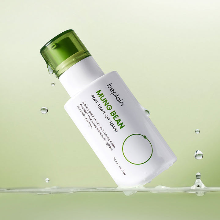 BEPLAIN Mung Bean Pore Tight-Up Serum 30ml, flacon vert sur fond pastel vert avec gouttes d’eau, contexte soin visage
