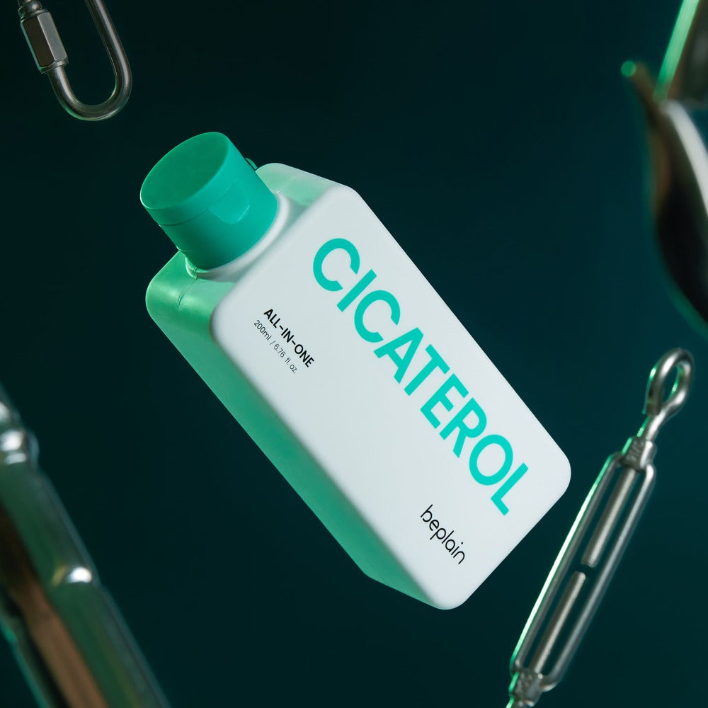 BEPLAIN Cicaterol All-in-one, bouteille verte sur fond médical, ambiance studio avec accessoires métalliques, marque visible.
