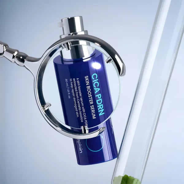 BEPLAIN Cica PDRN Skin Booster Serum 30ml, flacon bleu et argent sur support, ambiance soins visage lumineux