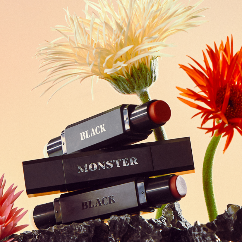BLACK MONSTER Black Monster Dual Bomb (Black Bomb) de la marque BLACK, visuel explosif noir et fleurs colorées, décor scène.