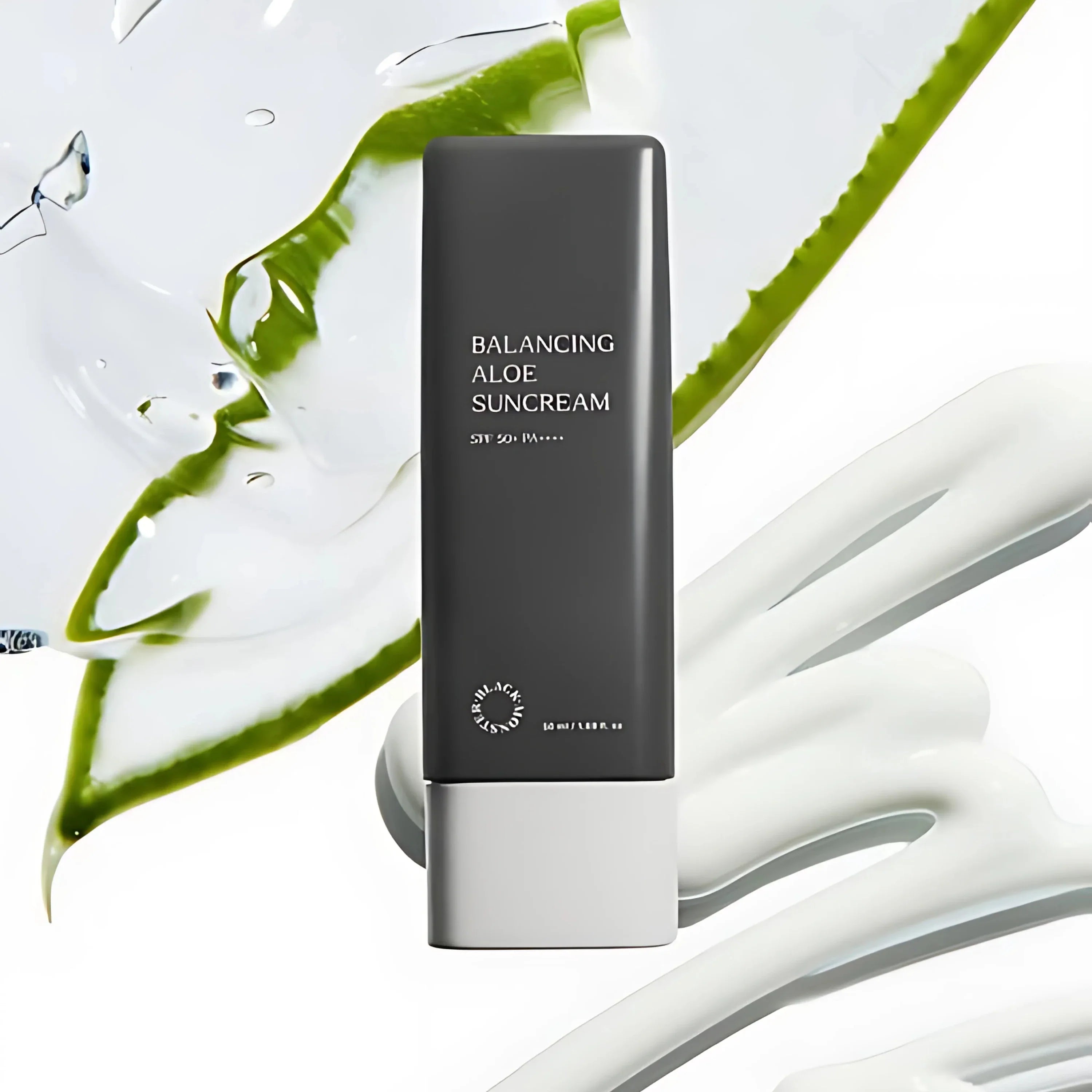 BLACK MONSTER Sebum Control Balancing Aloe Sunscreen 50ml, flacon noir sur fond blanc avec aloe vert et texture crème