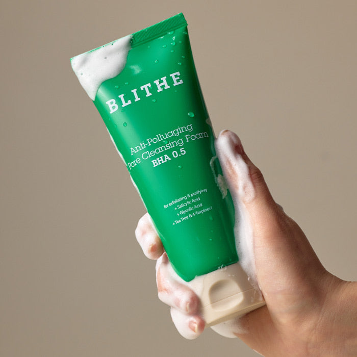 BLITHE Anti-Pollution Aging Pore Cleansing Foam BHA 0.5 150ml mousse sur main