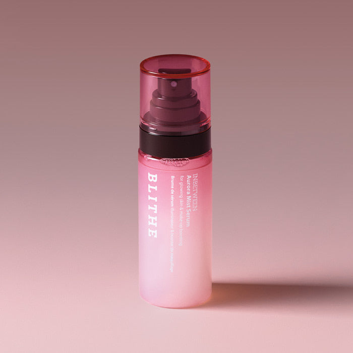 BLITHE Inbetween Aurora Mist Serum 75ml, flacon rose sur fond rose, marque BLITHE, produit beauté cosmétique